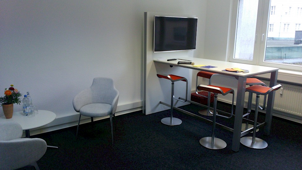 Büroraum, in dem bei Commha Consulting analoge/persönliche Entwicklungsgespräche stattfinden.